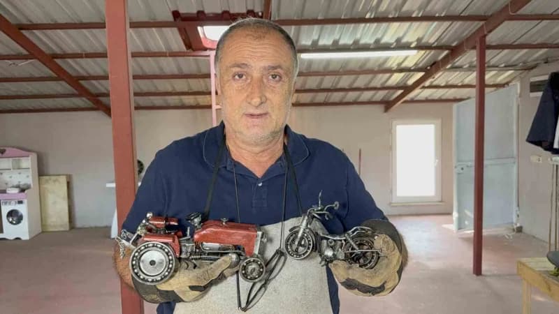 Aydın Acar, mesaisinden arta kalan zamanlarda hurda metal ve ahşap parçalarını sanat eserlerine dönüştürüyor.
