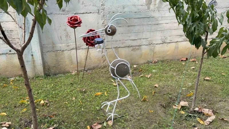 Aydın Acar, mesaisinden arta kalan zamanlarda hurda metal ve ahşap parçalarını sanat eserlerine dönüştürüyor.