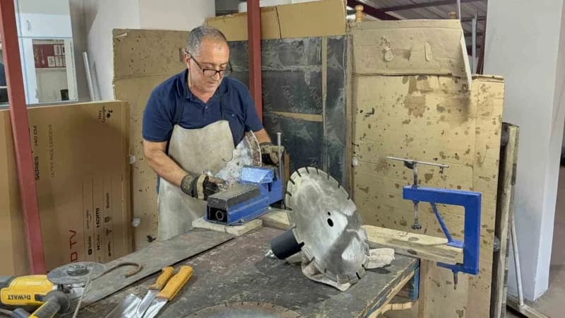 Aydın Acar, mesaisinden arta kalan zamanlarda hurda metal ve ahşap parçalarını sanat eserlerine dönüştürüyor.