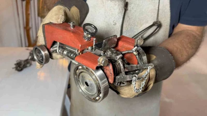 Aydın Acar, mesaisinden arta kalan zamanlarda hurda metal ve ahşap parçalarını sanat eserlerine dönüştürüyor.