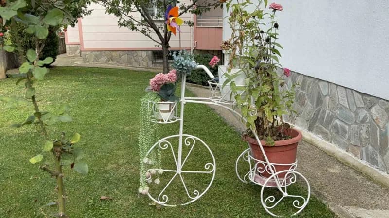 Aydın Acar, mesaisinden arta kalan zamanlarda hurda metal ve ahşap parçalarını sanat eserlerine dönüştürüyor.