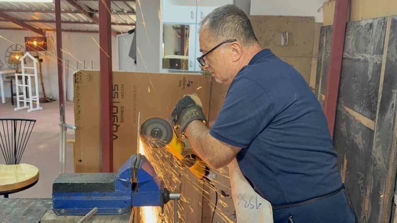 Aydın Acar, mesaisinden arta kalan zamanlarda hurda metal ve ahşap parçalarını sanat eserlerine dönüştürüyor.