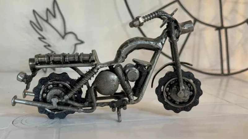 Aydın Acar, mesaisinden arta kalan zamanlarda hurda metal ve ahşap parçalarını sanat eserlerine dönüştürüyor.