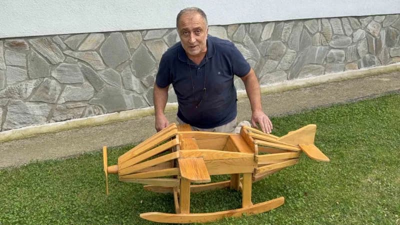 Aydın Acar, mesaisinden arta kalan zamanlarda hurda metal ve ahşap parçalarını sanat eserlerine dönüştürüyor.