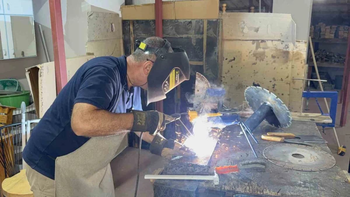 Aydın Acar, mesaisinden arta kalan zamanlarda hurda metal ve ahşap parçalarını sanat eserlerine dönüştürüyor.