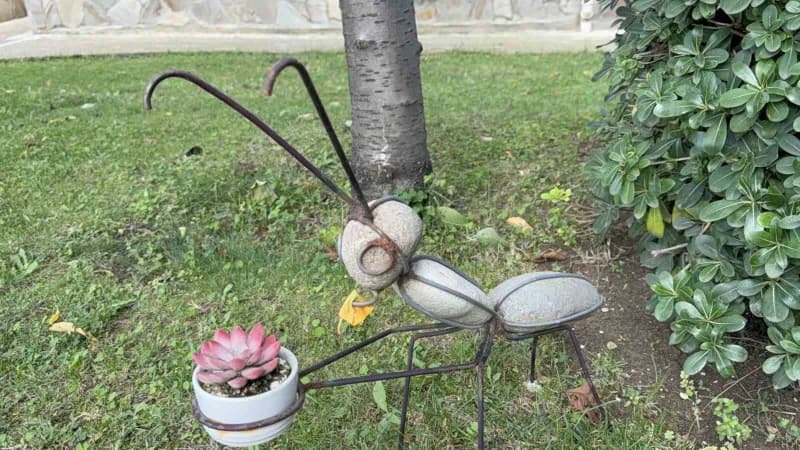 Aydın Acar, mesaisinden arta kalan zamanlarda hurda metal ve ahşap parçalarını sanat eserlerine dönüştürüyor.