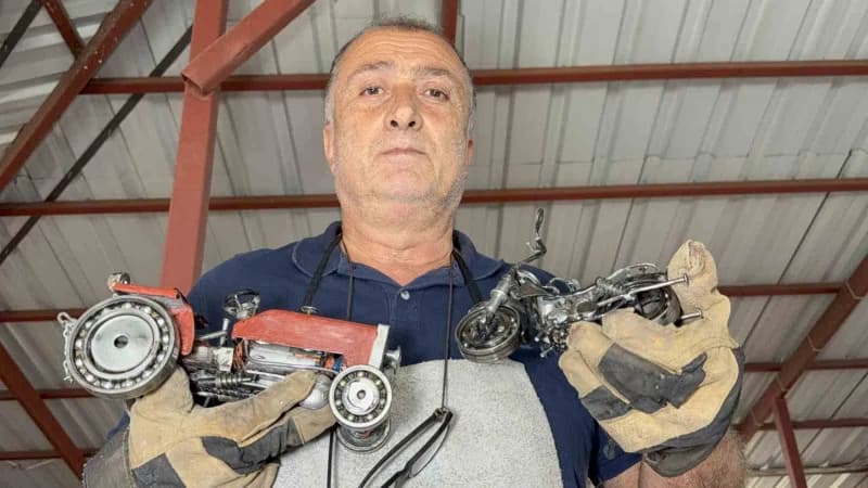 Aydın Acar, mesaisinden arta kalan zamanlarda hurda metal ve ahşap parçalarını sanat eserlerine dönüştürüyor.