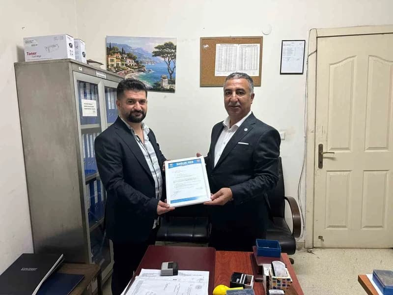Sağlık-Sen Şırnak Şube Başkanı Sabğatullah Anmal, Beytüşşebap İlçe Temsilcisi Servet Ataman’a yeni görev tebliği yaparke