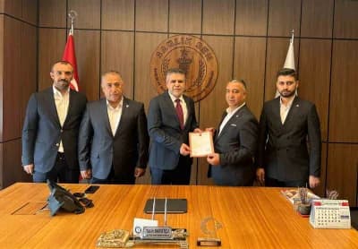 Sağlık-Sen Şırnak Şubesi yeni hizmet binasının önünde çekilmiş grup fotoğrafı