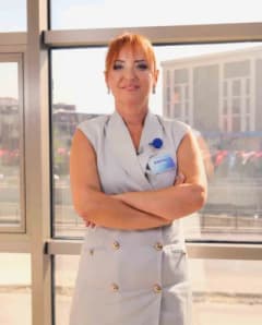 Bursa'da evde sağlık hizmeti sunan sağlık çalışanları hastaya bakım uyguluyor