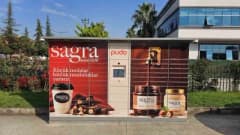 Sagra 1936 mağazasında PUDO akıllı kargo teslimat cihazı ve müşteriler