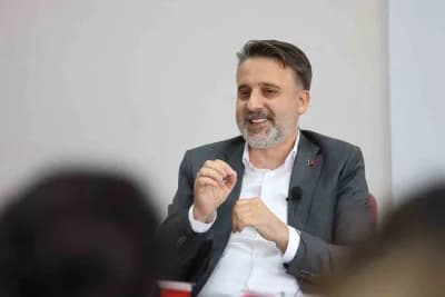 Bursa Büyükşehir Belediye Başkan Vekili Şahin Biba, Bursa Uludağ Üniversitesi Mimarlık Fakültesi’nde gençlerle bir arada
