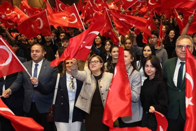 Gaziantep Büyükşehir Belediye Başkanı Fatma Şahin, yaklaşık 300 öğrenciyle Bir araya geldiği "Bir Da