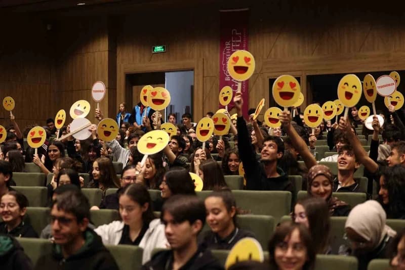 Gaziantep Büyükşehir Belediye Başkanı Fatma Şahin, yaklaşık 300 öğrenciyle Bir araya geldiği "Bir Da