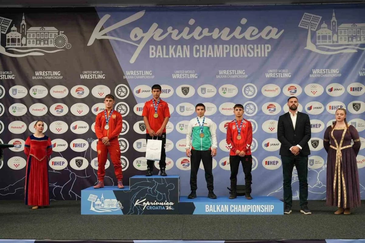 Şahinbey Belediyespor'un genç güreşçileri Hırvatistan'da U17 Balkan Güreş Şampiyonası'nda madalya töreninde