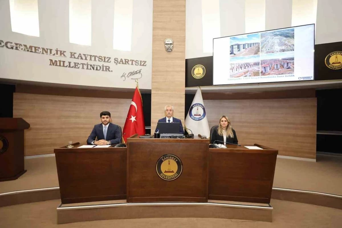 Şahinbey Belediyesi Meclis Başkanı Mehmet Tahmazoğlu başkanlığında Şahinbey Belediyesi Meclis Salonu’nda yapılan ekim ay
