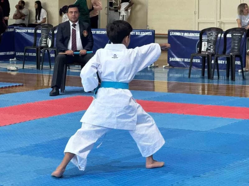 Şahinbey’de Spor Toto Türkiye Yıldızlar Ligi 3. Etap karate müsabakalarında genç sporcular tatamiden mücadele ediyor