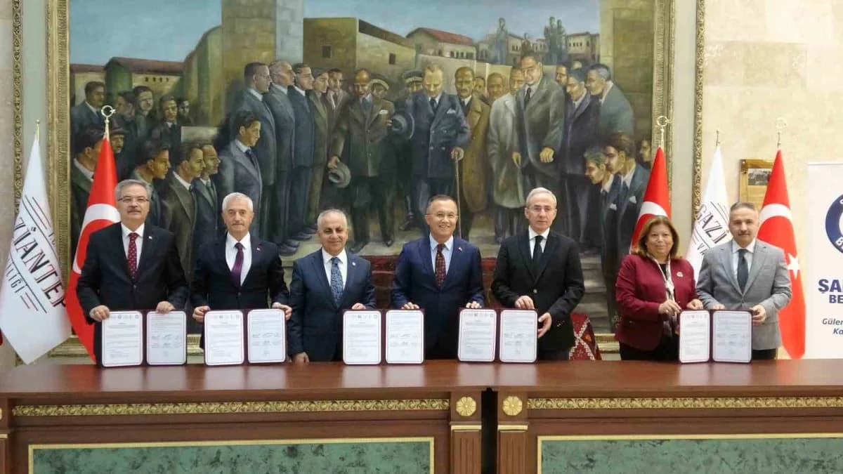 Şahinbey Kongre ve Sanat Merkezi önünde 10. Şahinbey Kitap Günleri Fuarı için protokol imza töreni