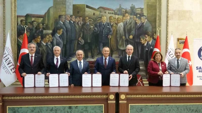Şahinbey Kongre ve Sanat Merkezi önünde 10. Şahinbey Kitap Günleri Fuarı için protokol imza töreni