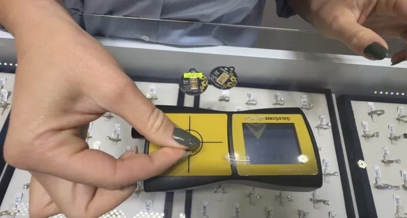 Kuyumcular, sektörde sahte altınla ilgili sorunların Son dönemde arttığını söyleyerek, bazı markaların taklitlerinin yan