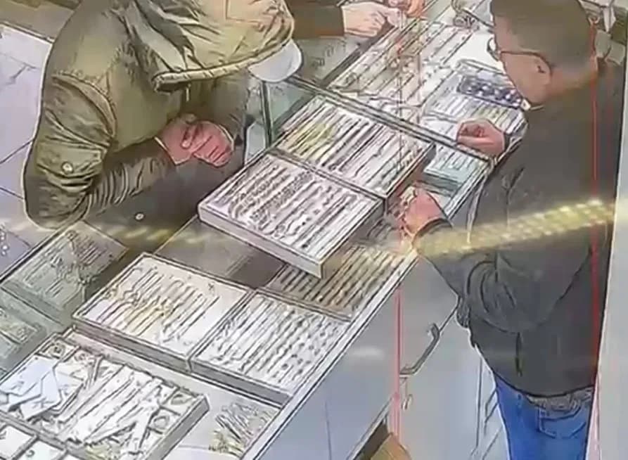 Çayırova ilçesinde kuyumcuya sahte çeyrek altınla gelen şüpheli, tezgahtarı oyaladığı sırada bileklik çalarak iş yerinde