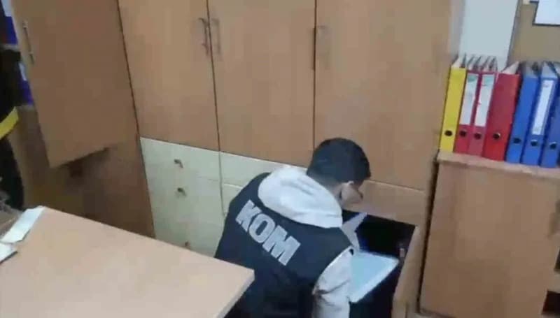 Kocaeli merkezli sahte belge usulsüzlüğü operasyonunda polis ekipleri ve adliye binası