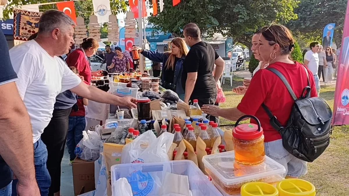 Saimbeyli Belediyesi standında doğal ürünler ve kadınların el emeği kilimler 10. Uluslararası Adana Lezzet Festivali’nde