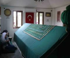 Sakarya Erenler ilçesinde bulunan Sakar Baba Türbesi ve çevresi, ziyaretçilerin manevi huzur aradığı mekan