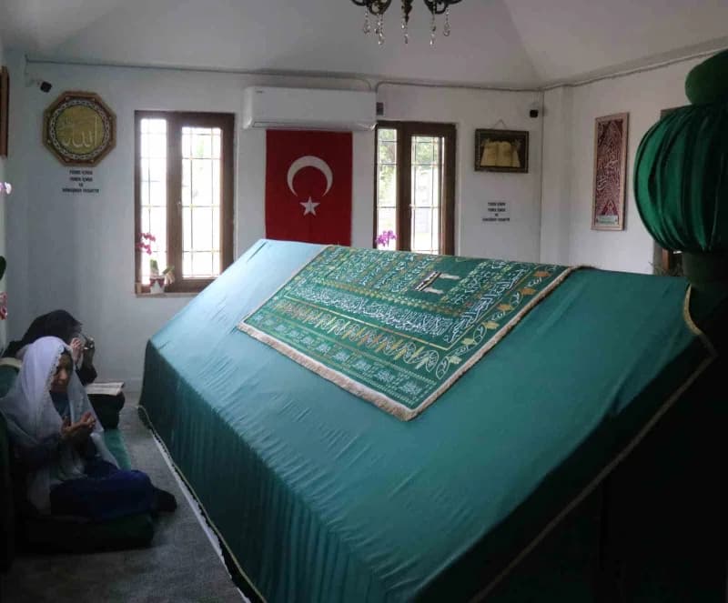 Sakarya Erenler ilçesinde bulunan Sakar Baba Türbesi ve çevresi, ziyaretçilerin manevi huzur aradığı mekan