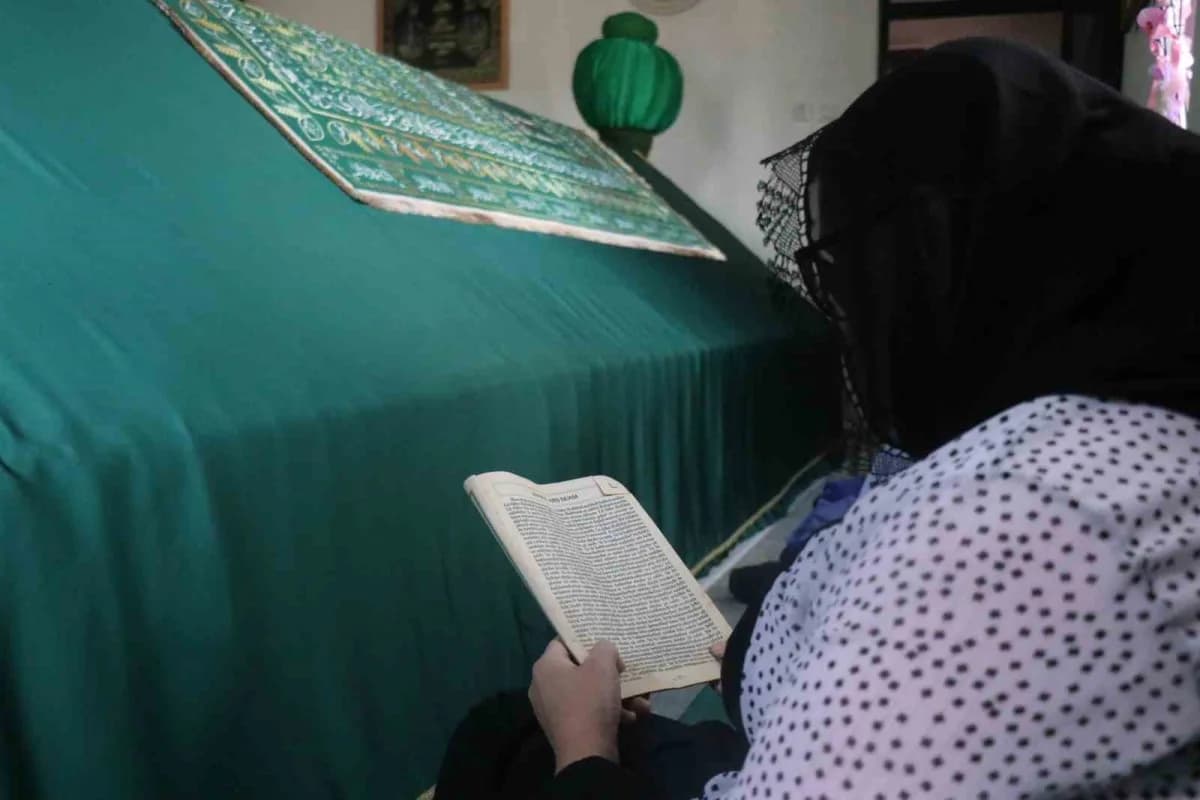 Sakar Baba Türbesi, Sakarya'ya adını verdiğini ve Sakarya Nehri'nin yönünü değiştirdiği gibi rivayetlere konu olan hikay