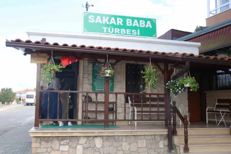 Sakar Baba Türbesi, Sakarya'ya adını verdiğini ve Sakarya Nehri'nin yönünü değiştirdiği gibi rivayetlere konu olan hikay