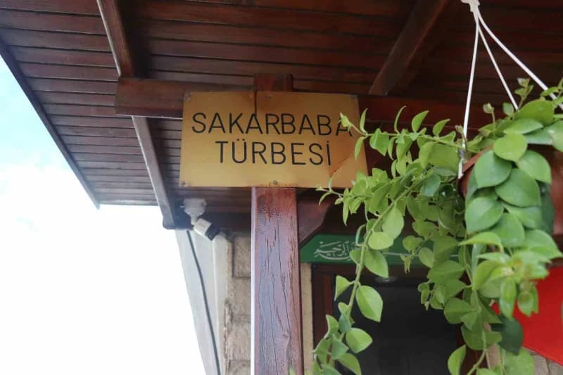 Sakar Baba Türbesi, Sakarya'ya adını verdiğini ve Sakarya Nehri'nin yönünü değiştirdiği gibi rivayetlere konu olan hikay