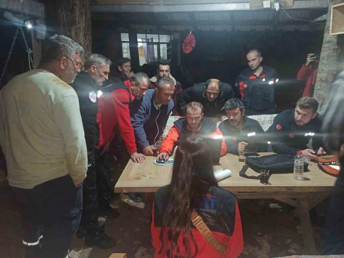 Sakarya Akyazı'da kaybolan alzaymır hastası yaşlı kadın için arama yapan ekipler