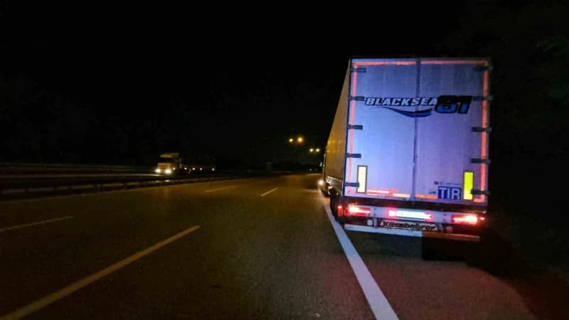 Anadolu Otoyolu Sakarya geçişinde takla atan panelvandan hafif yaralı olarak çıkan sürücü, aracındaki hasara bakmak iste