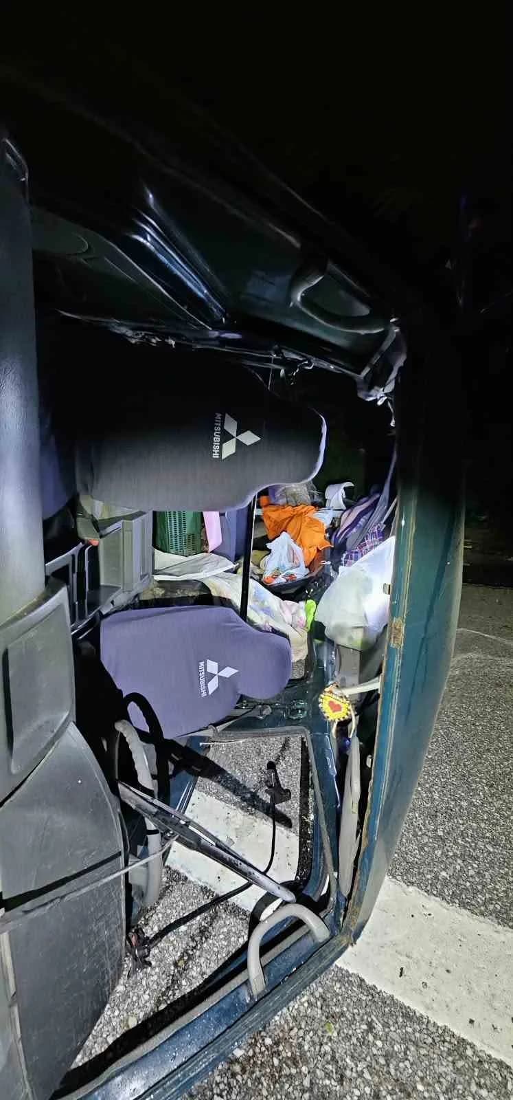 Anadolu Otoyolu Sakarya geçişinde takla atan panelvandan hafif yaralı olarak çıkan sürücü, aracındaki hasara bakmak iste
