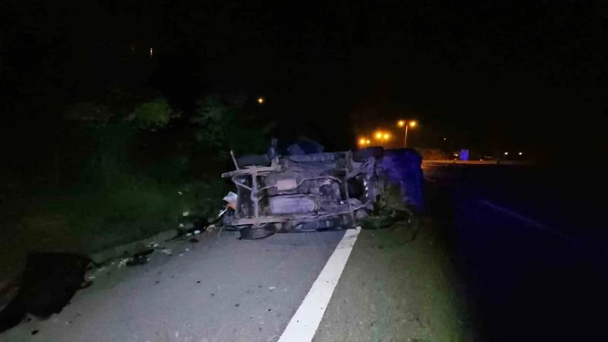 Anadolu Otoyolu Sakarya geçişinde takla atan panelvandan hafif yaralı olarak çıkan sürücü, aracındaki hasara bakmak iste