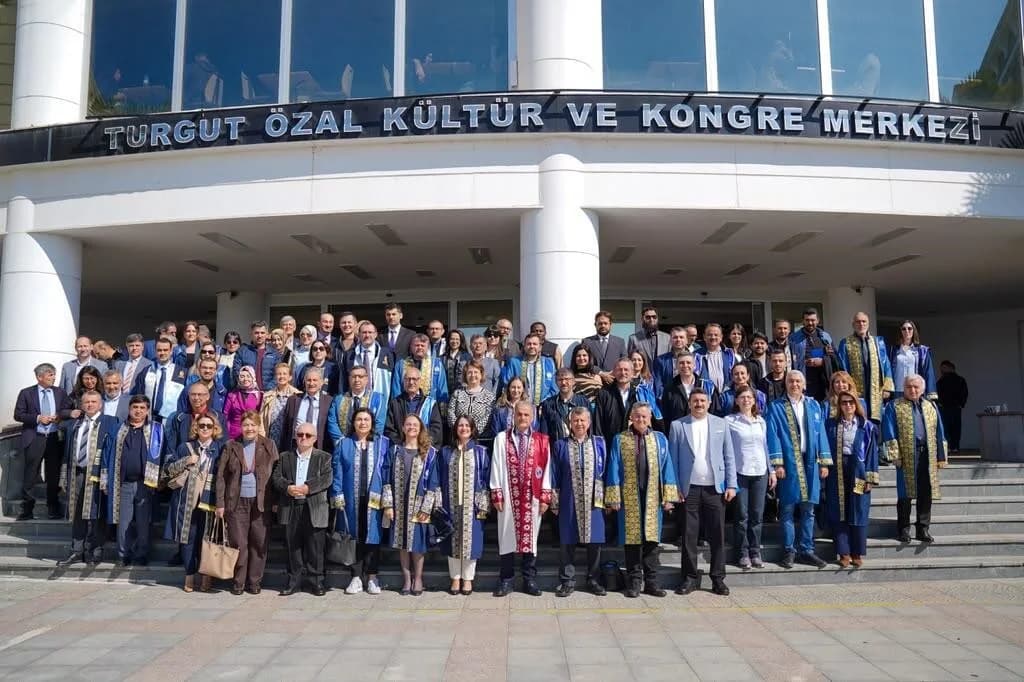 Sakarya Üniversitesi Turgut Özal Kültür ve Kongre Merkezi'nde gerçekleştirilen akademik kurul toplantısından bir kare