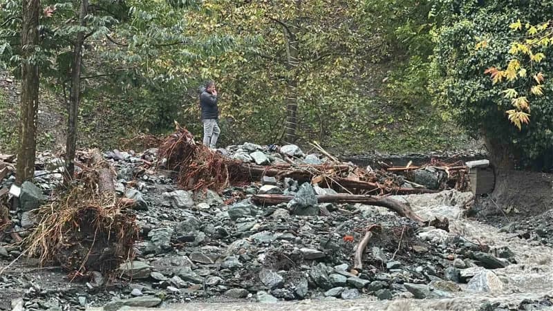 Sel sularına kapılan bir otomobil ağaca çarparken, araç moloz yığınlarının arasında kaldı.