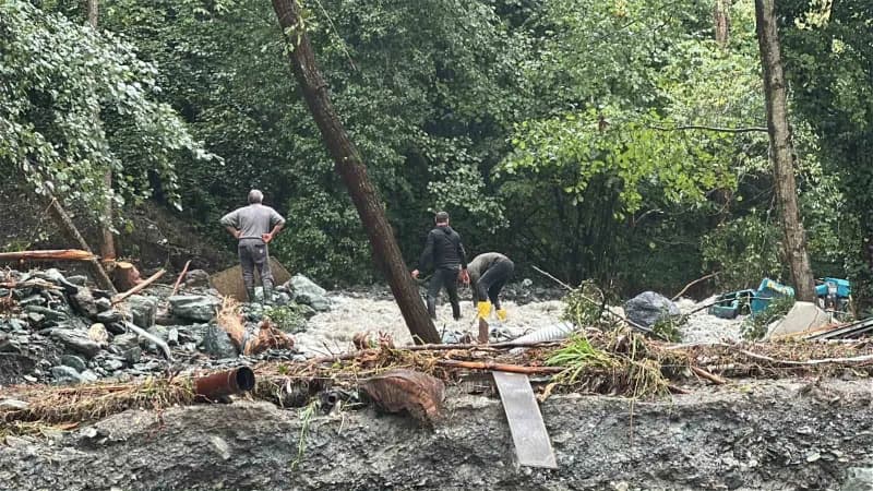 Ağaçların ve elektrik direklerinin devrildiği, odunların Sel sularıyla sürüklendiği Mahallede kulübeler yıkıldı, toprak