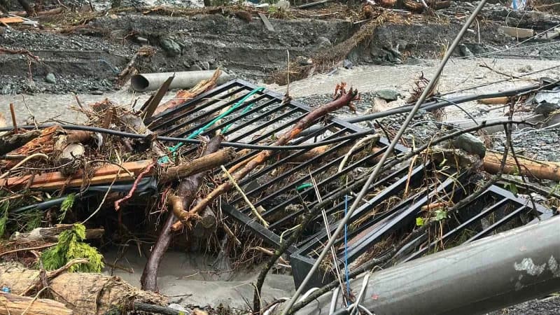 Ağaçların ve elektrik direklerinin devrildiği, odunların Sel sularıyla sürüklendiği Mahallede kulübeler yıkıldı, toprak