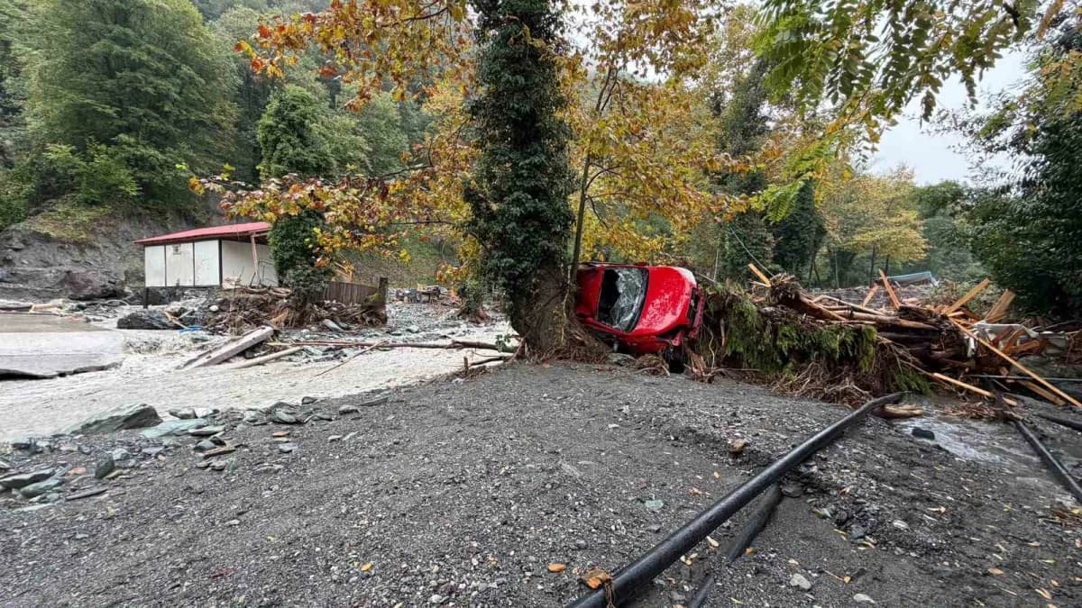 Sakarya’nın Sapanca ilçesinde etkili olan sağanak yağışın ardından Sel meydana geldi. Sel sularına kapılan bir otomobil