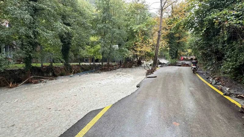 Ağaçların ve elektrik direklerinin devrildiği, odunların Sel sularıyla sürüklendiği Mahallede kulübeler yıkıldı, toprak