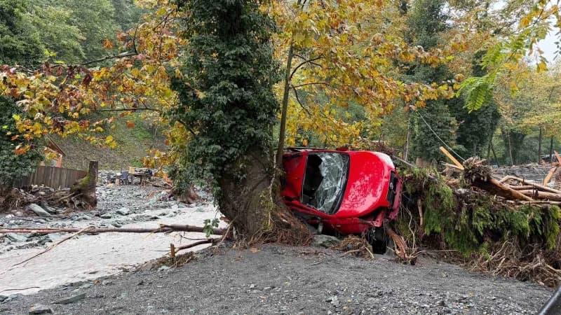 Sakarya’nın Sapanca ilçesinde etkili olan sağanak yağışın ardından Sel meydana geldi. Sel sularına kapılan bir otomobil