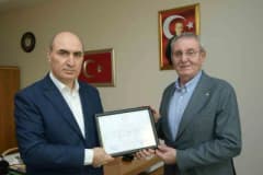 Salih Zeki Murzioğlu mazbatasını Samsun 7. Asliye Hukuk Hâkimi Birol Altun'dan alırken
