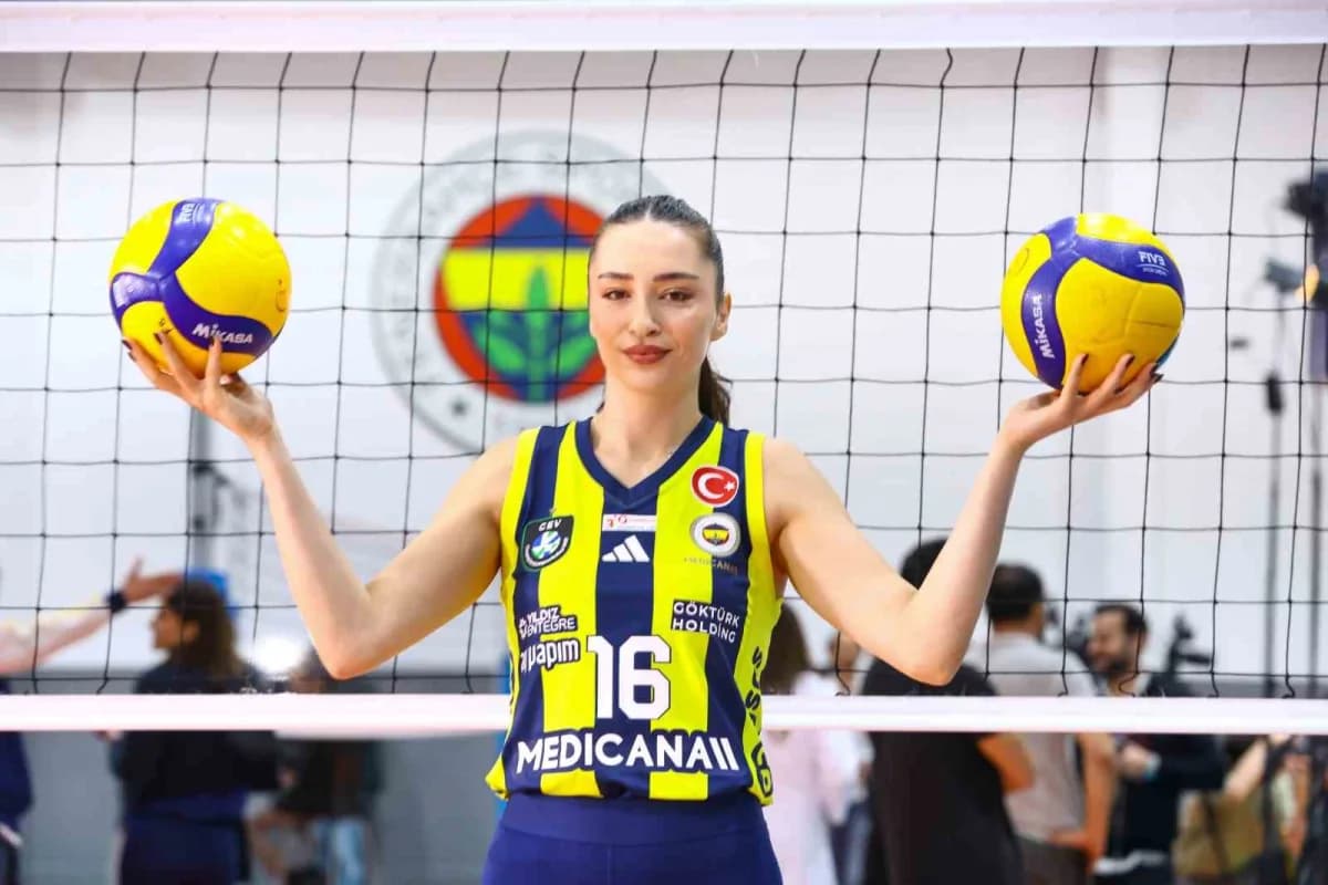 Saliha Şahin, Fenerbahçe Medicana Kadın Voleybol Takımı antrenmanında takım arkadaşlarıyla birlikte