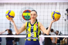 Saliha Şahin, Fenerbahçe Medicana Kadın Voleybol Takımı antrenmanında takım arkadaşlarıyla birlikte