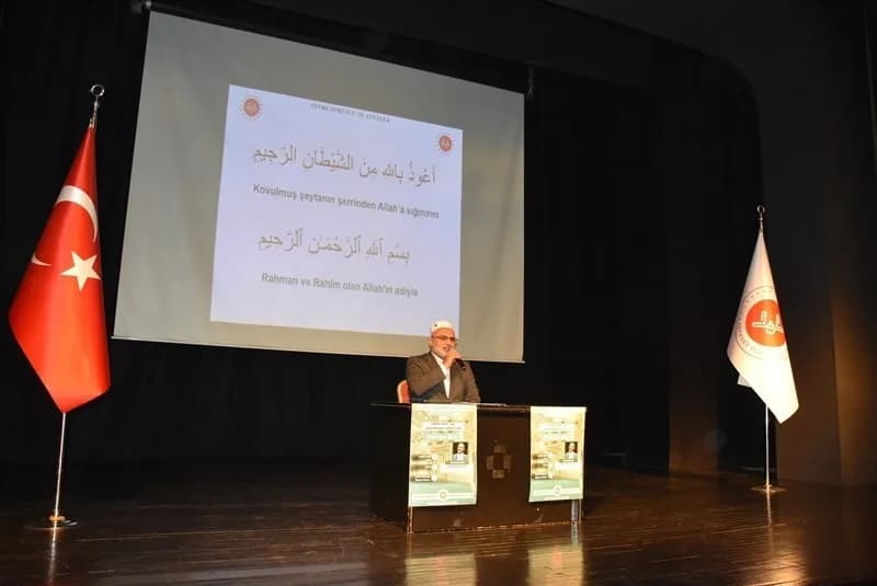 Salihli’de Zafer Keskiner Tiyatro Salonu’nda düzenlenen Cami ve Sosyal Hayat konferansından bir görüntü