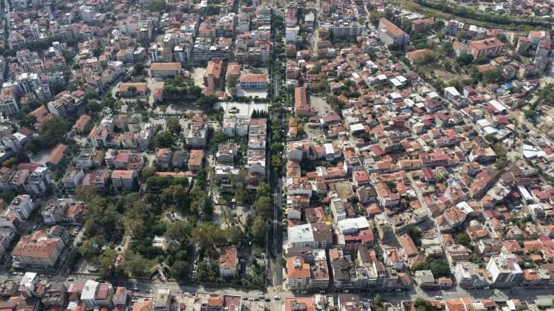 Manisa Büyükşehir Belediyesi, Salihli’de Namık Kemal ve Şehitler mahallelerini birbirine bağlayan Ferah Caddesi’nde sıca