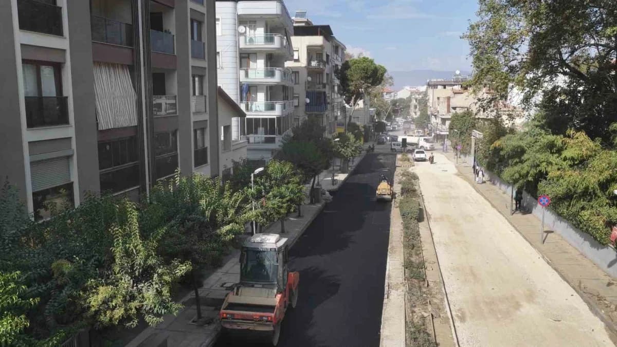Manisa Büyükşehir Belediyesi, Salihli’de Namık Kemal ve Şehitler mahallelerini birbirine bağlayan Ferah Caddesi’nde sıca