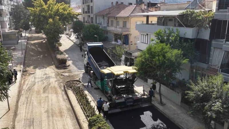 Manisa Büyükşehir Belediyesi, Salihli’de Namık Kemal ve Şehitler mahallelerini birbirine bağlayan Ferah Caddesi’nde sıca